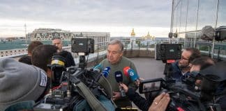 Il segretario generale António Guterres (al centro) viene intervistato dai media