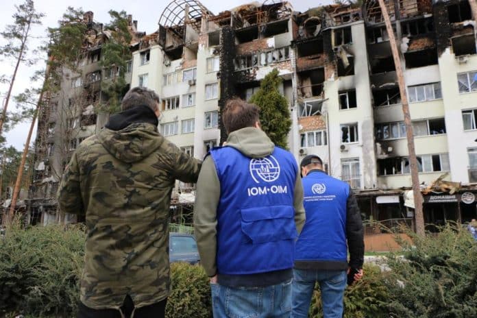 Lo staff dell'OIM conduce una visita di monitoraggio a Irpin e all'ostello per capire i bisogni delle persone colpite dalla guerra