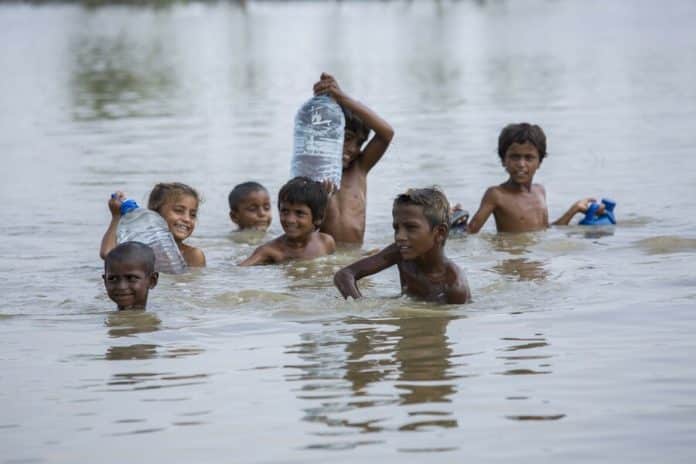 Climate change: Children in Mirpurkhas, rural Sindh, find joy amid the misery of floods destroying thousands of homes and livelihoods. Photo: WFP/Arete/Saiyna Bashir