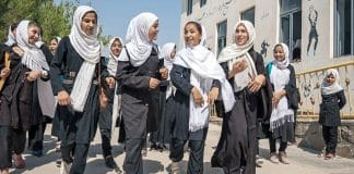 Ragazze camminano verso scuola in Afghanistan