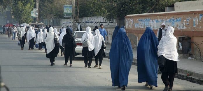 Donne camminano per strada in Afghanistan