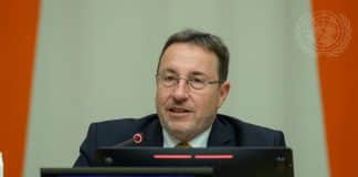 In questa foto parla Achim Steiner