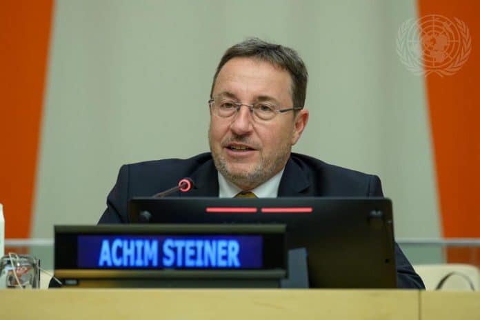 In questa foto parla Achim Steiner