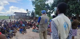 In questa foto gli agenti del WFP distribuiscono cibo