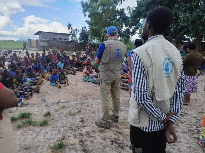 In questa foto gli agenti del WFP distribuiscono cibo