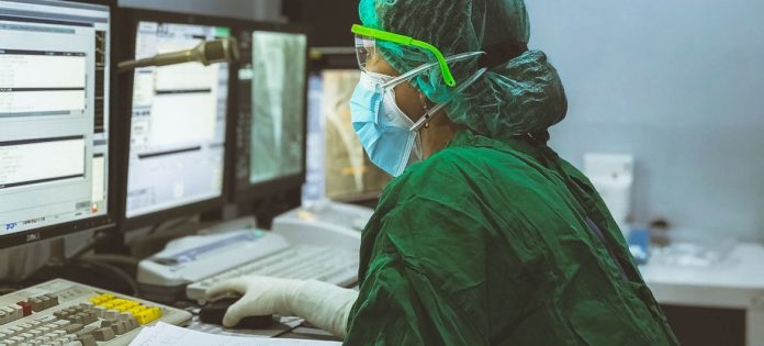 Un'infermiera lavora nella sala di controllo di un laboratorio a Kota Makassar, in Indonesia