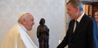 Sua Santità Papa Francesco (a sinistra) riceve il Commissario generale dell'UNRWA Philippe Lazzarini (a destra)