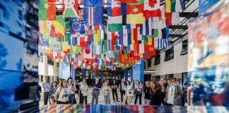 28 maggio 2023, Roma, Italia - Quarta edizione della Giornata delle porte aperte della FAO. La FAO ha riaperto le sue porte al pubblico sabato 27 e domenica 28 maggio nell'ambito dell'iniziativa Open House Roma. I visitatori hanno avuto la possibilità di esplorare le nuove ristrutturazioni e l'architettura dell'Organizzazione attraverso una selezione delle iconiche sale riunioni della FAO, dove i leader mondiali si riuniscono per combattere la fame e la povertà in tutto il mondo, di ammirare la collezione d'arte internazionale e i reperti archeologici dell'antica Roma e di saperne di più sul mandato e sul lavoro dell'Organizzazione.