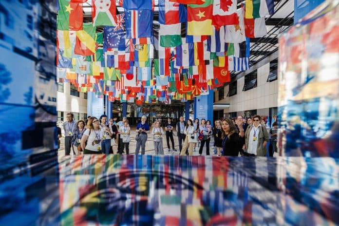 28 maggio 2023, Roma, Italia - Quarta edizione della Giornata delle porte aperte della FAO. La FAO ha riaperto le sue porte al pubblico sabato 27 e domenica 28 maggio nell'ambito dell'iniziativa Open House Roma. I visitatori hanno avuto la possibilità di esplorare le nuove ristrutturazioni e l'architettura dell'Organizzazione attraverso una selezione delle iconiche sale riunioni della FAO, dove i leader mondiali si riuniscono per combattere la fame e la povertà in tutto il mondo, di ammirare la collezione d'arte internazionale e i reperti archeologici dell'antica Roma e di saperne di più sul mandato e sul lavoro dell'Organizzazione.