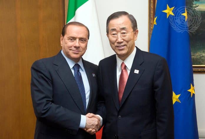 Il Segretario generale Ban Ki-moon (a destra) incontra Silvio Berlusconi, primo ministro italiano, a Roma.