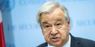 Il Segretario generale António Guterres parla al microfono