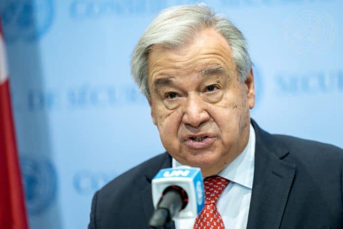 Il Segretario generale António Guterres parla al microfono