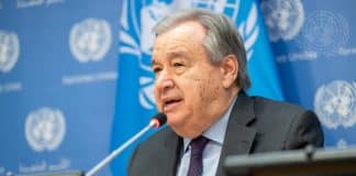 Il Segretario generale António Guterres informa i giornalisti dopo l'incontro con le organizzazioni della società civile sulla sua Agenda di accelerazione climatica.