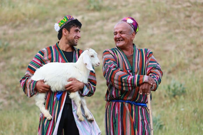 due pastori si sorridono