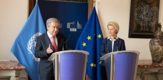 UN Photo/Miranda Alexander-Webber Il Segretario generale António Guterres (a sinistra) tiene una conferenza stampa con Ursula von der Leyen, Presidente della Commissione europea, durante il Dialogo ad alto livello ONU-UE a La Hulpe, in Belgio.