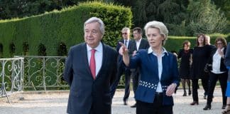 Il Segretario generale António Guterres (a sinistra) parla con Ursula von der Leyen, Presidente della Commissione europea, durante il Dialogo ad alto livello ONU-UE a La Hulpe, in Belgio.