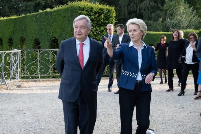 Il Segretario generale António Guterres (a sinistra) parla con Ursula von der Leyen, Presidente della Commissione europea, durante il Dialogo ad alto livello ONU-UE a La Hulpe, in Belgio.