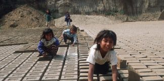 bambini lavorano impilando mattonelle