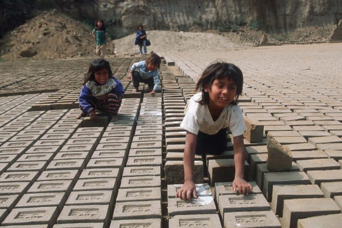 bambini lavorano impilando mattonelle