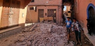 bambini camminano tra le rovine nella città storica di Marrakech, in Marocco.