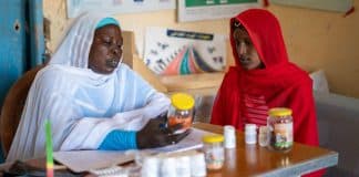 © UNICEF/Mojtba Moawia Moawi. Una giovane madre incinta viene visitata per un controllo prenatale in un centro sanitario nello Stato di Kassala, in Sudan.