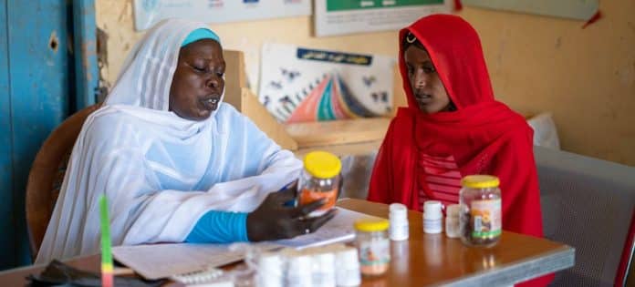 © UNICEF/Mojtba Moawia Moawi. Una giovane madre incinta viene visitata per un controllo prenatale in un centro sanitario nello Stato di Kassala, in Sudan.