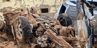 © OMS - Inondazioni catastrofiche rompono dighe e spazzano via edifici e case in Libia.