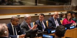 Antonio Guterres parla della situazione del Medio Oriente circondato da persone.