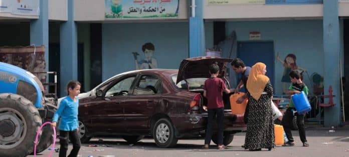 Famiglie in cerca di rifugio dagli attacchi aerei a Gaza