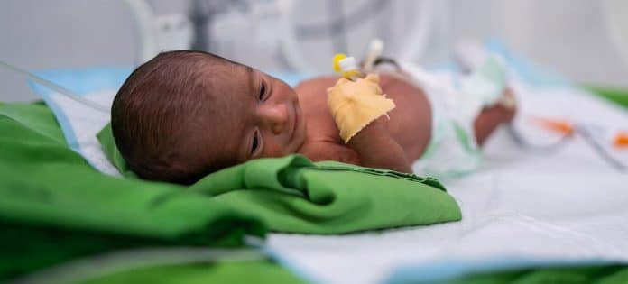 Bambino prematuro in un ospedale in Yemen. Credit: UNICEF/Ali Bahumaid