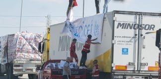 Operatori umanitari accanto ad un camion unicef