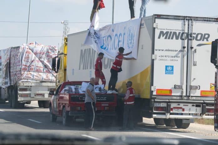 Operatori umanitari accanto ad un camion unicef