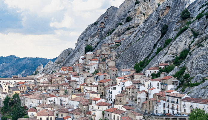 Il nesso migrazione, ambiente e cambiamento climatico: esplorare il contributo dei migranti nell'affrontare le sfide del cambiamento climatico nelle aree montane italiane - Rapporto IOM