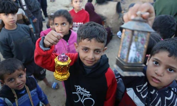 Bambini di Gaza tengono in mano delle lanterne per celebrare l'avvento del Ramadan.