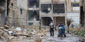 In questa foto del 2016, due ragazzi raccolgono acqua per le loro famiglie nella città siriana di Aleppo, che ha subito ingenti distruzioni durante il conflitto.