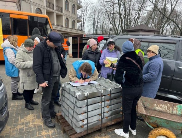 Le organizzazioni umanitarie stanno fornendo materiali di riparazione e altri aiuti ai residenti di Odesa, le cui case sono state danneggiate in un attacco del 15 marzo.