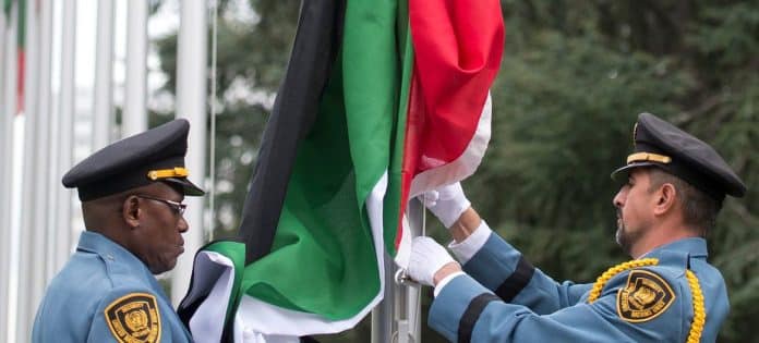 La bandiera dello Stato osservatore della Palestina viene issata presso l'Ufficio delle Nazioni Unite a Ginevra.