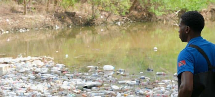 Rifiuti di plastica sul fiume Maraval, Trinidad.