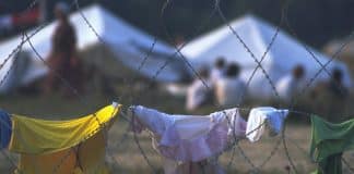 Filo spinato intorno a un campo per circa 25.000 sfollati di Srebrenica. (Foto del 1995)