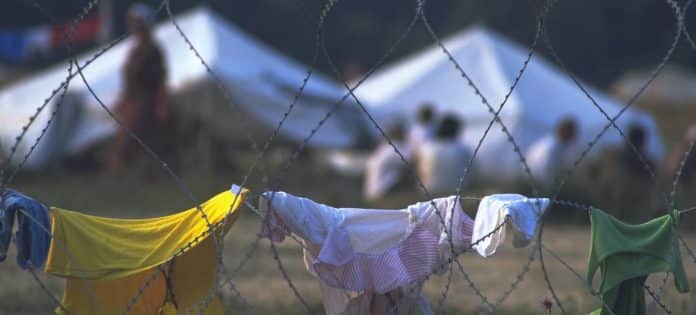 Filo spinato intorno a un campo per circa 25.000 sfollati di Srebrenica. (Foto del 1995)