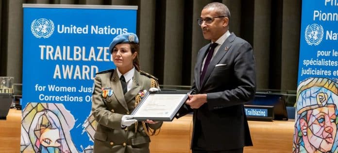 Il maggiore Ahlem Douzi riceve il premio Trailblazer delle Nazioni Unite dal Capo di Gabinetto Courtenay Rattray durante una cerimonia speciale.