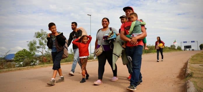 Una famiglia arriva in Brasile dopo aver attraversato a piedi il confine con il Venezuela.