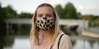 meisje met mondmasker