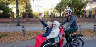 Twee passagiers op een ritje met de riksja als deel van het Fietsen Zonder Leeftijd © Cycling Without Age