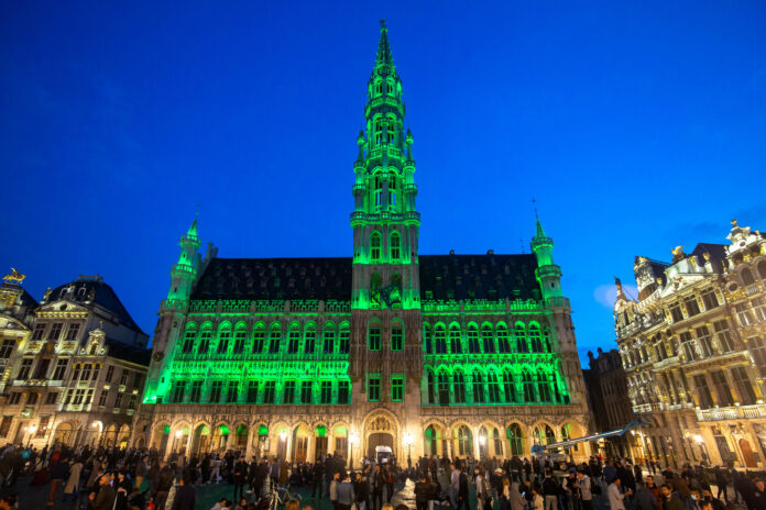 Stadhuis van Brussel in groen belicht voor Werleldmilieudag © Stad Brussel