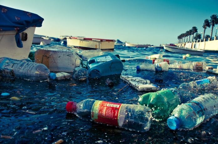 Voorbeeld van plastic in de oceaan