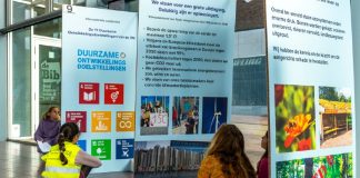 Kinderen op bezoek bij tentoonstelling van grootouders voor het klimaat