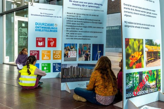 Kinderen op bezoek bij tentoonstelling van grootouders voor het klimaat