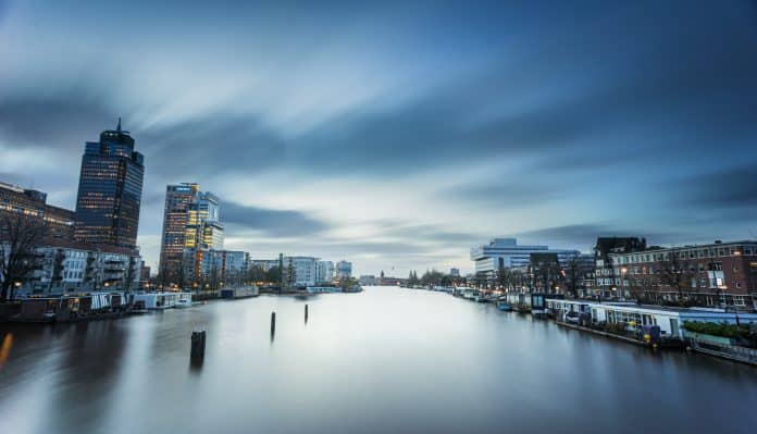 klimaatverandering: Amstel in Amsterdam, afgebeeld in foto.