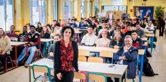 Belgische minister van Buitenlandse Zaken Hadja Lahbi voor de klas, afgebeeld in foto.